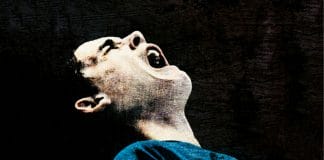 盲目地在蜿蜒的海岸边骑行