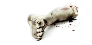 《电锯惊魂》影评:当那躺在地上一动不动的那个人站起来后,我就彻底震惊了。